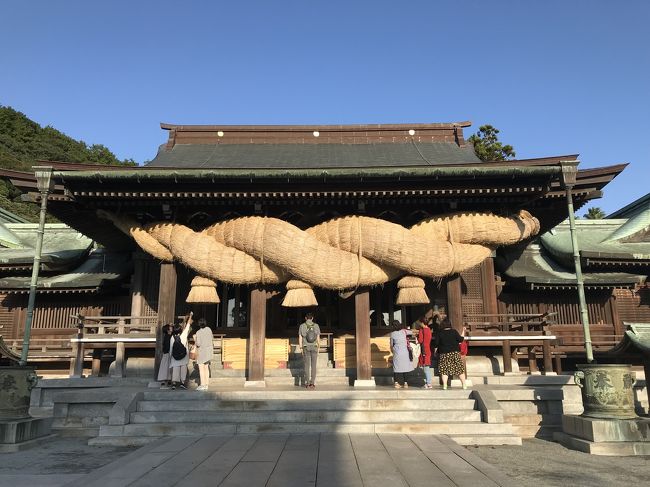 福岡グルメを満喫すべく2泊3日の旅へ。<br /><br />羽田発着ANA便で。<br />13時発の便のため品川で軽くお昼ごはん。<br />たち食い寿司でサクッと。<br /><br />15時くらいに博多に着き、早速予約していた「かわ屋」へ。<br />今までに食べたことのない鳥皮!<br />その美味しさに衝撃!!<br />10本なんて余裕。<br />ビールが進む進む。<br />2人でお会計3,000円。<br />なんとお安いこと。<br /><br />その後は屋台めし。<br />明太玉子焼き、明太餃子と明太子づくし。<br />どれも美味しい♪<br /><br />満腹をなんとかすべく、博多市内をぷらぷら。<br />JR博多駅屋上にある鉄道神社へ。<br />お土産も物色。<br /><br />ホテルへ帰る途中、〆のラーメン。<br />人気店「一双」へ。<br />濃厚なスープに細麺が絡んで美味しい♪<br /><br />2日目はレンタカーを借りて篠栗九大の森へ。<br /><br />と、その前に「福太郎」で朝ごはんを。<br />500円で明太子2種類、漬け物、お惣菜、卵かけご飯、味噌汁とおトク♪<br /><br />篠栗九大の森hw到着するも、残念なことに水が溜まっておらず、想像とはちょっと違った雰囲気…<br />でも森の中の散策は気持ちがいい。<br /><br />その後は宗像大社へ。<br />敷地内へ広く、参拝順の通りに参拝。<br /><br />最後は嵐のCMで有名になった宮地嶽神社へ。<br />夕方ということもあり階段には多くの人がスタンバイ。<br />鳥居からの夕日は綺麗。<br /><br />空腹の状態で市内へ。<br />レンタカーを返し、「フィッシュマン」へ。<br />福岡は海鮮も美味しい。<br />お刺身盛り合わせ、煮付けを頂き満足。<br /><br />そこから先にタクシーで〆のもつ鍋「やま中」へ。<br />店員さんオススメの味噌ベースを注文。<br />醤油とは違ったコクがあり美味しい。<br />モツもトロトロ。<br />野菜にゴボウが入っていて、これがまた合う!<br /><br />2日目も満腹の状態で終了。<br /><br />3日目は大宰府へ。<br />2年前に厄払いをしてもらったお礼参り。<br />に加えて、後厄なので再度厄払い。<br /><br />19時の便に向けて帰路へ。<br />と、その前に博多駅でラスト飯。<br />「しらすくじら 」で海鮮ざんまい。<br />ウニ板が売り切れてたのが残念。<br /><br />旅の最後も満腹の状態で終了。