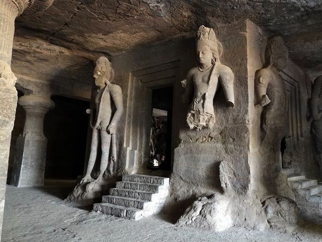 11月28日午後は世界遺産エレファンタ石窟群を訪ねます。インド経済を支えたムンバイ港を背に建つのはインド門とタージ・マハル ホテル。その足元から観光船に乗りエレファンタ島の世界遺産石窟へ。 エレファンタ石窟群とは、ムンバイ東方約10KMの海上に浮かぶエレファンタ島にあるヒンズー教の石窟寺院で、ヒンズー教の最高神シバ神を祀ります、創生は6~8世紀頃、世界遺産です。 表紙はムンバイ港に建つインド門とタージ・マハルホテル