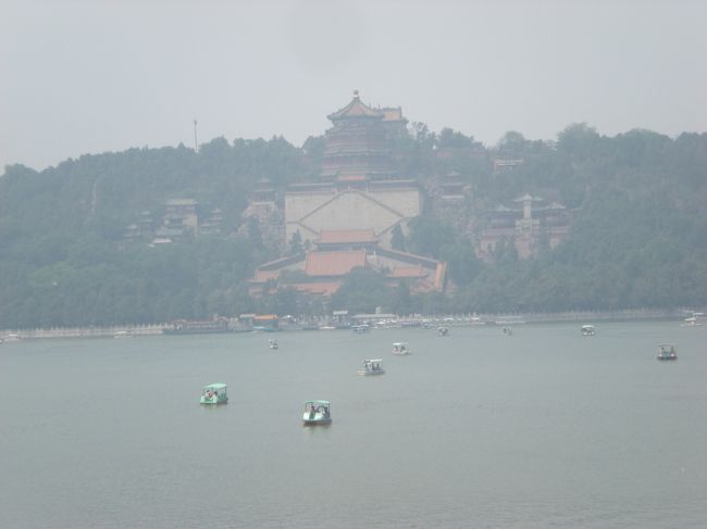 2011年にオーストラリアの永住権取得記念として、夢だったシルクロードを中心とした旅の記録。<br />4か月以上に渡る旅で、シンガポールからスタートし、ベトナムから陸路で中国に渡り、中国の南部から広東省・北京を経て中国横断を開始し、そのまま中央アジアのカザフスタン・キルギスタン・ウズベキスタンと続いて行った旅だった。<br /><br />この旅がスマホや翻訳・地図アプリなどに一切頼らない、最後の時だったと思うので、自分にとっても本当に貴重な体験が多かった、最後の聖戦でした。<br /><br />《ちょうど2011年はスマホへの移り変わりが加速していく変換期だったと思いますが(自分は2012年からスマホを使用)、この旅ではスマホを使用していなかったので、最後のネット情報にも一切頼らない、その場で切り開いていくスタイルの旅だったのでかなり行き当たりばったりで、それが故に色んなハプニングやローカルの人達・他の色々な国の旅人達との濃~~いエピソードに溢れまくってます。》<br /><br />出会った人達との、楽しかったり迷惑だったり恥ずかしかったりした色々なハプニングやエピソードのことなども折角なので隠さず赤裸々に書いて行きたいと思います。(最近あまりそういう旅行記無いと思うので。。。)<br /><br />今となっては自分のスマホにも地図アプリの他にも宿予約サイト・翻訳アプリなどが詰まっている。。。<br /><br />今は安宿まで予約を入れてしまう時代となり、どんどん自分達で旅の可能性を狭めていってしまっているのかも知れない。。。ネットが発達したからって便利になれど、希少な体験が増えたり行動範囲が特に広がっているとも思えないし。。<br /><br />なので、この旅行記はそういう旅を心底楽しんでいた自分へのレクイエムと、これからの時代には中々味わえない先の分からないワクワク感の強い旅を、読んでくれた人がヴァーチャル・リアリティ的に楽しんでもらえれば幸いです。<br /><br />旅の内容は一人旅で非常に濃く、前半の中国入国から西安まではおとなし目の普通の個人旅行といった感じですが、敦煌辺りの中国の後半から中央アジアに入ると旅はドンドン波乱に満ちてきて、ヒッチハイクからの縁を中心に名も知らぬ村でのローカル民家滞在や山奥でのキャンプ、荒野で食べ物・飲み物なくなり遊牧民に助けられたり、どこかの結婚式にいきなり合流、などの出来事の連続でローカル文化との濃~~~い触れ合いの連続で延々と終わらないジェットコースターに乗ってしまったような非現実感の強い空間をフワフワしてました。<br /><br />旅中に出会い一緒に行動し、色んなハプニングや漫画のような体験を沢山共にした、濃~~いキャラクターの色んな国の旅人達も多々登場?<br /><br /><br />そんな人生の大きな思い出の旅の軌跡を少しずつアップして行きたいと思います。<br /><br />旅の始めはウォーミングアップとしてシンガポールに3泊して、ベトナムに渡り日本からの友人と数日過ごした後中国に渡りそこから本格的な一人旅が始まったので、今回はシンガポールとベトナムは省きます。<br /><br /><br /><br />第5回は北京での滞在編です。<br />北京にはウズベキスタンなどのビザ申請待ちの為この旅で一か所に最も長く滞在した場所だったのですが、実は最も旅中に気持ちが沈みつまらなかった時間だったのですが、退屈したなりにはちょこちょことしたエピソードもあり、それもありのまま書いて行こうと思います。
