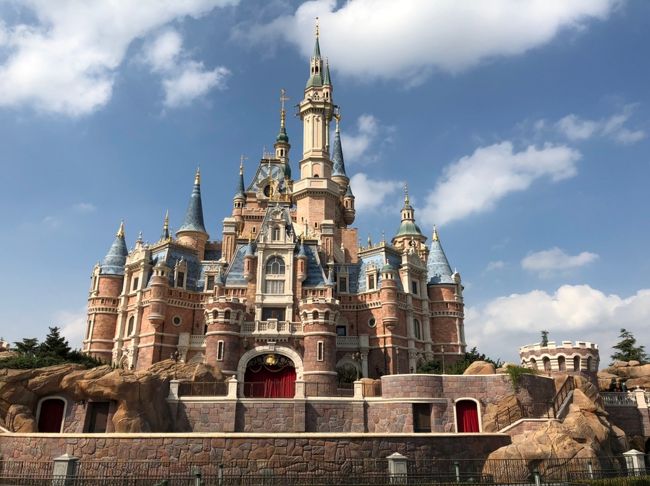 11月の3連休で上海ディズニーランドに行ってきました。<br />日本とは違ったアトラクション、お城を存分に満喫できました。