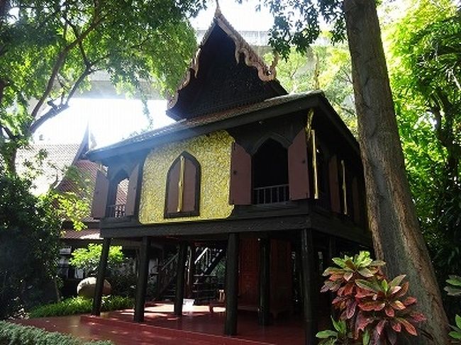スアン・パッカード宮殿<br />パヤタイ交差点近く、シーアユタヤ通りにあるスアン・パッカード宮殿は、タイ有数の庭師で美術収集家でもあるナガラ・スヴァルガのチャムポット王妃の旧邸です。展示されている東洋の美術品や骨董品、貝殻、鉱物結晶、陶器や青銅の置物などのコレクションは、タイ東北部にある世界遺産に登録されている先史時代の遺跡「バンチェン」から出土されたものです。