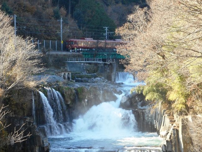 　--もう、紅葉のシーズンは終了しかかってた--<br />　11月下旬の異常としか言いようがない長雨のおかげで、今年の紅葉見物スケジュールは大幅に狂い、12月になって一縷の望みをかけ、山梨は大月までいってきたのだが。<br />　行きは新登場の特急富士回遊号で富士急へ、湧水の里、都留市の奇景、「田原の滝」を見、帰りに、紅葉を期待して大月の猿橋へ。<br />　もう今年はこれでシーズン終了。紅葉は終わってたが、今年の長雨で轟々たる水量の、田原の滝は迫力があった。<br />　お昼の猿橋は、人も少なくひたすらのどかで、ゆっくりするにはいい所でした。紅葉も少し残っていたし。<br />　今回の一番の驚きは、外国人にほぼ占拠された中央線特急「富士回遊号」。車内はごったがえし。世界遺産の力をまざまざと今回も見せられた感じです。<br />　日野の里まで降りて、豊田の黒川湧水にも立ち寄ったが、こっちの方が実に紅葉が見事だったりした。日野紀行はまた別の機会に紹介します。