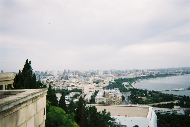 2004年の夏のアゼルバイジャン旅行記です(初日はトランジットでモスクワ1泊、また、途中グルジアを挟みます)。昔の手書き旅行日記を整理し、自分の備忘用兼ねて作成しました。<br /> <br /> 当時、アゼルバイジャンはまだ石油の大開発で潤う直前の時代(その始まりくらいの時代)で、今とは全く別世界だと思います。GDPでいうと、現在の2019年時点で2004年時の10倍以上だそうです!当時はまだ観光地化されていなくて、観光客にほとんど遭遇しないまま(日本人には1人も遭遇しないまま)、不自由ながら気ままに旅行できました。<br /> <br /> 世界最大の湖・カスピ海の素晴らしい眺め、石器時代の貴重な遺跡、絶品料理など楽しみました。<br /> <br /> 一方で!、ホテルぐるみでいかがわしい商売を斡旋していたことや、ほとんどお湯の出ないシャワー、地下鉄駅での警官による所持金検査、よくわからないホテルのシステム、夜になると街灯がなく真っ暗になること、ほぼすべての設備が故障している飛行機などなど、まだまだ旧態依然としたものも多くて貴重な体験?でした。外国人(東洋人?)がよほど珍しいらしく、子供が集団で後ろをついてきたり、現地の人に興味本位で話しかけられたりしたことも新鮮でした!<br /> <br /> また、この当時、まだ若かったので、「旅行で写真をパシャパシャ撮るのは邪道で、何かを感じることが大事だ」といった変な思い込みがあり、まともな写真を撮っていないことが、後の今となっては、強烈に後悔しています。また、もっと食に関心を持っていれば、もっと充実した旅だったのにという後悔もあります。<br /><br /> 以下がスケジュールです。<br /> このうち【アゼルバイジャン】の①と②と、その前の【ロシアでトランジット】がこの旅行記です。<br /><br />2004年<br />【ロシアでトランジット】<br />9/11 ≪成田空港→モスクワ≫ 赤の広場、モスクワ郊外の風景<br />9/12 ≪モスクワ→バクー(アゼルバイジャン)≫ アエロフロートで移動<br /><br />【アゼルバイジャン①】<br />9/12続き ≪モスクワからバクーへ到着≫ <br />9/13 ≪バクー≫ グルジアビザ発給や航空券購入に奔走、カスピ海クルーズ、旧市街・新市街散策<br />9/14 ≪バクー→トビリシ≫ 飛行機移動<br /><br />【グルジア(現ジョージア)】<br />9/14続き ≪バクーからトビリシへ到着~ムツヘタへ≫ ムツヘタ観光など<br />9/15 ≪トビリシ~ゴリ≫ 日帰りでゴリを訪問<br />9/16 ≪トビリシ→バクー(アゼルバイジャン)≫ バザールで危険な目に 飛行機移動<br /><br />【アゼルバイジャン②】<br />9/16続き ≪トビリシからバクーへ到着≫<br />9/17 ≪バクー~コブスタン、スムガイト≫ バクーから2か所日帰り旅行へ<br />9/18 ≪バクー≫ 市内散策など<br />9/19+1 ≪バクー→モスクワ経由成田空港≫ <br />