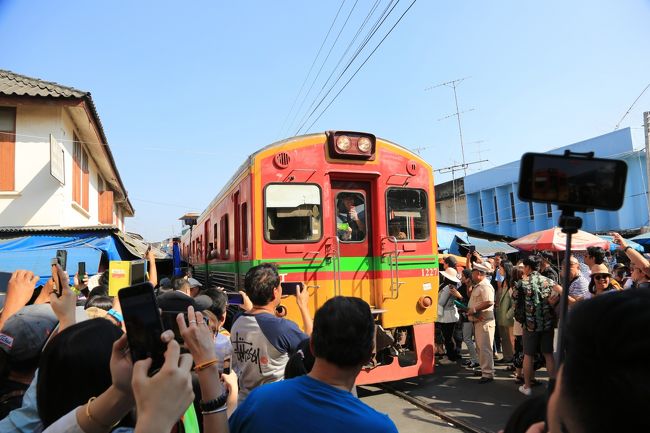 タイ国鉄のローカル駅である、マハチャイ駅、バンレム駅、メークロン駅を巡ってきました。　実際は列車に乗らず車で行ったのですがそれでも雰囲気だけでも味わえたので非常に良かったです。<br />この路線はバンコクのウォンエンヤイ駅--マハチャイ駅/ 船 /バンレム駅--メークロン駅までの路線で直行しておらず、一回船でターチン川を渡る必要があります。<br />マハチャイ駅は東線の終着駅ですが列車の修理工場の操車場も併設しており多数の車両を見れ、駅から船着き場への道も市場近くと言うこともあり海産物の販売を横目に見ながら移動、渡し船も片道3バーツで乗れ、渡った後徒歩5分程度で西線のバンレム駅まで行けます。こちらもローカル駅ですが最近改装されてホームや線路も綺麗になっておりました。西線の終着メークロン駅は線路市場として有名で線路上に屋台が立ち並び、1日4往復(8回)しか通らないですが、その列車が通るときだけ軒をしまうという方法の面白い市場です。通称パタパタ市場？　最近はこの列車が通る時の雰囲気を見たいという観光客が多く(特に中国人)て運転手も大変そうですね。<br />タイのローカル駅とローカル線を楽しむには最適な路線です。<br />