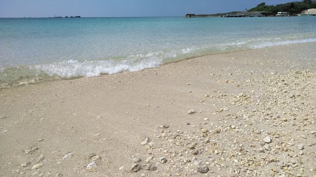 万座ビーチ。<br />砂浜は、砂じゃなくて、珊瑚のかけら。
