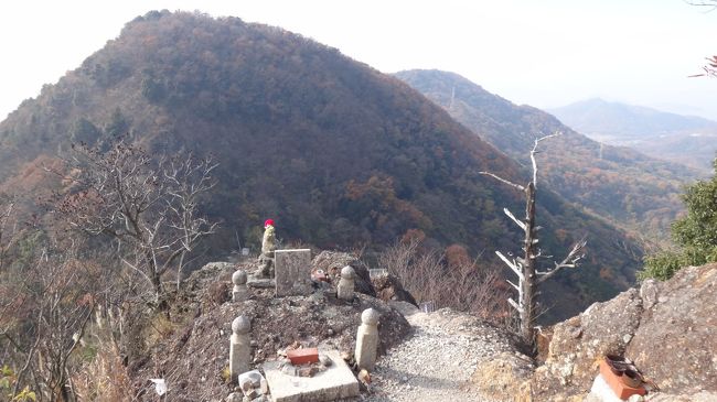 小春日和の讃岐路<br />善通寺の後ろに控える五岳の山脈が紅葉しています。<br />紅葉見学がてらに、出釈迦寺の奧の院の捨身が嶽に行ってみようと思います。<br />ここは、空海が幼いときに捨身行を行った行場です。<br />ここで、私も人生を考えて見ます・・・のつもりです。