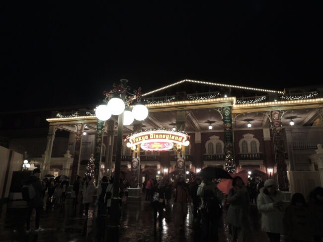 <br />毎年クリスマスシーズンにはディズニーに行っています。<br />今年は息子も産まれたし、厳しいかなあと思っていましたが、ヒルトンの割引券の使用期限が近かったので、ヒルトン東京ベイにお泊まりでゆっくりまったりクリスマスディズニーを楽しむことにしました。<br />泊まってみたかった、セレブリオセレクトで今の時期はクリスマスツリーが飾ってあるクリスマスルームなるものがあることを知り、そのお部屋をリクエスト。セレブリオセレクトラウンジも利用させてもらい、息子出産後初のホテルステイを満喫しました。<br /><br />息子は6か月。授乳の間隔は4時間ごとに定まり、午前中に一回の離乳食を初めてからひと月少し経過しています。<br /><br />もう完全に親の都合に付き合ってもらった感じです。息子よありがとう。<br />記憶には残らないが、沢山記録には残しました。(;^_^A<br />*<br />時期:2019,12 クリスマスシーズン<br />場所:ディズニーランド<br />宿泊:ヒルトン東京ベイ、セレブリオセレクト・クリスマスルーム<br />