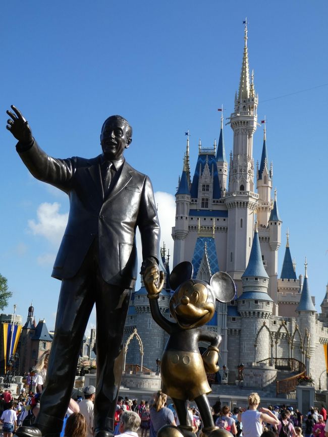 2019年のゴールデンウイークにフロリダのWalt Disney Worldへ行きました。<br /><br />たった1週間の旅でしたが、戻って半年経った今でもワクワクした気持ちが忘れられません。<br />いつまでもこの気持ちと記憶を忘れないために詳細を記すことにしました。<br /><br />☆思いつき<br />2018年の秋、翌年のゴールデンウィークのカレンダーを眺めながら、何をしようかと考えた。<br />せっかく長い休みがあるんだから、どこかへ行こうか。丸々一週間使えることはそうないから、ヨーロッパとか…いや、学生時代に「また絶対来よう！」と誓った場所があった。<br />今になって考えると、あの時のフロリダ旅行はほとんどネットで情報を集めることもなく(というかまだあまりそういう時代でもなかった)、行き当たりばったりながらもそれはそれでとても楽しい旅だった。<br />それから15年以上が経ち、行くなら今！と閃いたのがフロリダ。<br /><br />同じくディズニー大好きな親友を誘い(ほぼ即答であった)、探険が始まりました。<br /><br />☆計画<br />まず考えたのはツアーか個人手配か。<br />個人的にはアメリカなら個人手配で問題ないので、一応ツアーの値段も調べつつ、評判のよいミッキーネットさんで手配することに。<br />ミッキーネットは海外のディズニーリゾート専門の旅行社で、日本の会社なので全て日本語で対応してくれる会社です。<br /><br />ミッキーネット<br />http://jp.mickeynet.com/<br /><br /><br />☆ホテル決め<br />まず決めなければならなかったのがホテルとパークチケットの種類。<br />ホテルは寝に帰るだけだしバリュークラスでいいか、ということでDisney All Star Movie Resortに決定。<br />前回もここに泊まったので、バリューといってもそれほど悪いホテルではないことはわかっていた。<br />フロントとバス停から近い部屋にしたかったので、少し金額の高いプリファードルームにした。<br />とにかくホテルの敷地が広いので、少しでも楽な方が…。<br /><br /><br />☆チケット<br />チケットは6泊なので4日分にするか5日分にするか考える。<br />どこか1日は近くのアウトレットかショッピングモールに行く買い物デーにしたかったので、<br />7日間のうち4日間どのパークでも出入り自由なパークホッパー4日分（$45）のチケットにした。<br /><br /><br />☆ダイニングプラン？<br />そんな中、ミッキーネットのサイトにGW中にWDWのオフィシャルホテルに4 泊以上すると「フリーダイニングプラン」がつくと書いてあるのを発見。<br />ダイニングプランは滞在中の食事とおやつやドリンクがセットになったプランで、<br />通常は1日46ドルするのが、フリーだと6泊分無料になるという。<br />1日2回分の食事と、2回分のスナックかドリンクが無料！<br /><br />なんて魅力的！<br /><br />この時点ではダイニングプランの仕組みや、どこでなにが食べられるのかもあまりよく分かっていなかったんだけど、とりあえずお得そうだということで、申し込みをした。<br /><br /><br />☆飛行機<br />同じタイミングで飛行機の手配。オーランド行きは直行便がないので、<br />値段とトータル時間が一番良心的なカナダエアのモントリオール経由にした。<br />ダラスやアトランタ経由の方が時間も短く楽そうだったが、既に満席だった。<br /><br />ミッキーネットに予約を入れた翌日、返信があった。<br />残念ながらオールスタームービーが満室なので、同じランクのDisney Pop Century Resortはいかがでしょうか。と。<br />ネットで調べたところ、設備はオールスターとほぼ同じ。<br />立地やリノベーション直後ということで評判もよかったのでポップセンチュリーに決定！<br /><br />しかしポップセンチュリーのフリーダイニングプランは既に予約でいっぱいでとれないとのこと。<br />フリーダイニングプランがある上のランクのホテルなら空いている、と言われたがダイニングプランを諦めホテルをそのままにすることにした。<br /><br /><br />ところが3、4日してからミッキーネットから連絡があり<br />「ポップセンチュリーでフリーダイニングプランが確保できました」とのこと。<br /><br />なんと！<br /><br />こちらから諦めますと言ったのに、その後もきちんと手配をしてくれるなんて、<br />ミッキーネットの評判の良さはこういうところか、と納得。<br /><br />改めて旅を振り返ると、フリーダイニングプランは非常にありがたいものでした。<br />