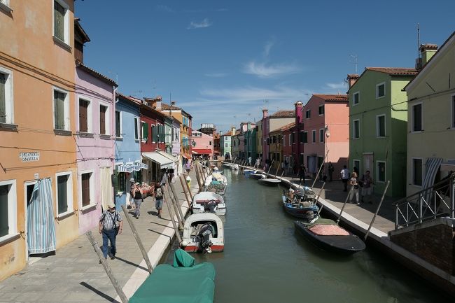 2日目は、ブラーノ島、ムラーノ島、ベネチアの観光を行いました。<br />