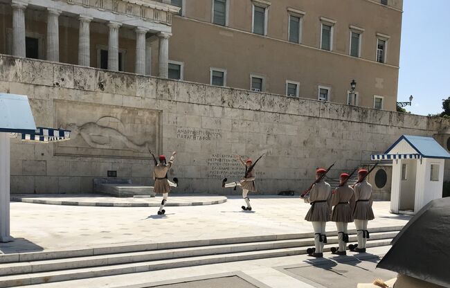 2021年の8月、深刻な熱波に見舞われたギリシャ。<br />連日40度を超え　山火事が　あちこちで起こり<br />エーゲ海の島々も　被害が拡大したそうです。<br /><br />コロナは　変異を繰り返し<br />地球温暖化は　加速の一途。<br /><br />毎年　欧州は猛暑に見舞われ　とても　夏に　旅行を<br />予定することも　難しくなりました。<br /><br />あの素晴らしく整った街並みのアテネ。<br />エーゲ海の島々、メテオラ・・・・<br />思い返しながら　<br />かなり　月日が経ち 記憶もあやふやですが<br />最後のギリシャ旅日記を　まとめます。<br /><br /><br /><br /><br /><br />