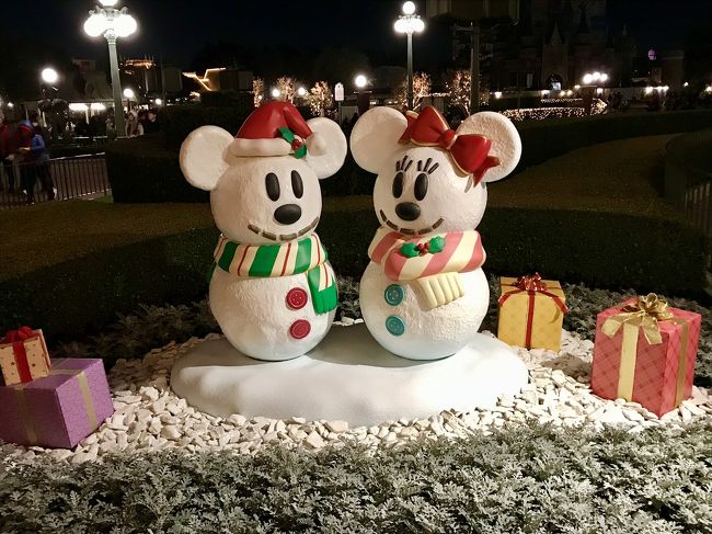 約1年ぶりの東京ディズニーランド。<br />ディズニー・クリスマスを見にいってきました！<br /><br />ディズニーランドのクリスマスは、2016年以来3年ぶりです。<br />コンセプトは3年前と変わらずる「ディズニー・クリスマス・ストーリーズ」ですが、所々2019年バージョンになっていました。<br /><br />ワールドバザール内のメインストリートでは、プロジェクションマッピングもあり、素敵なディズニー・クリスマスでした♪