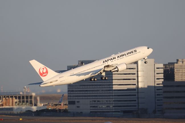 【お断り、飛行機の写真のみ】<br />2019年12月14日、国際線ターミナル展望デッキ。15:00~16:15分。<br />16Rの上がりをメインに。<br />撮影場所・・・全写真ほぼ同じ場所から、国際線展望デッキ南側。<br />撮影時間順に掲載。<br />トリミング、傾きの調整等あり。<br />羽田空港での撮影の記録。<br />