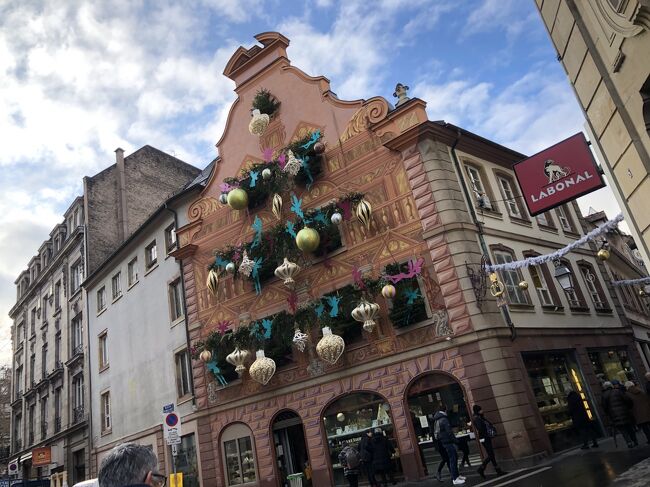 2019年12月10日(火)~15日(日)阪急トラピックス主催<br />「スイスインターナショナルエアラインズ利用 ドイツ黒い森地方と美しきアルザス地方 7つのクリスマスマーケット6日間」に参加しました。大好きなアルザス地方。1度は見たかった、本場ヨーロッパのクリスマスマーケット巡り。寒かったけれど念願が叶い、大満足です。<br /> 主な行程は以下の通りです。<br />1日目 10日(火)成田発スイスエアにてチューリッヒへ。<br /> バスにてミュールーズへ。<br /> クリスマスマーケット(以下CM)見学。<br /> ゴールデンチューリップミュールーズバーゼル宿泊<br />2日目 11日(水)エギスハイムにてCM見学、コルマールにてCM見学、<br /> リクヴィル CM見学、ストラスブールへ。<br /> 7ホテル&フィットネス連泊<br />3日目 12日(木)ストラスブール市内散策、CM見学。 <br /> OPゲンゲンバッハCM見学<br /> ストラスブールにてディナー。<br />4日目 13日(金)シュツッツガルトCM見学。ラヴェンナ渓谷CM見学。<br /> チューリッヒへ。ドリントエアポート泊<br />5日目 14日(土)スイスエアにて成田へ<br />6日目 15日(日)成田着