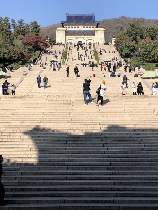 中国への一人旅です。<br />11月28日～12月12日の2週間<br />無錫の次は南京<br />12月3日～12月6日までです。<br />無錫駅から南京駅へ<br /><br />私自身は中国語は話せません。<br />過去に2度中国人の妻と旅をして<br />中国旅行に必要な知識は一通り<br />身に付けたつもりです。<br />ガイドブック　会話本を各1冊と<br />グローバルWiFiを携帯<br />微信での支払いは出来ず現金払いでの<br />一人旅です。<br />旅行代金はコミコミで2週間14万円です。