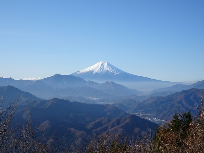 3週連続の山梨。先週と先々週は富士五湖周辺でしたが、今回は中央線沿線の山々に登ってみました。<br /><br /><扇山・百蔵山の行程><br />鳥沢駅6:14-6:54梨ノ木平6:56-7:42扇山7:46-8:53百蔵山9:04-9:31百蔵山登山口(表登山道)-10:05猿橋10:10-10:33猿橋駅<br /><br /><大蔵経寺山の行程><br />石和健康ランド6:35-6:57山神宮-7:25大蔵経寺山7:28-8:02第1展望台8:08-8:17大蔵経寺山登山口-8:28石和温泉駅<br /><br /><乾徳山・黒金山の行程><br />山梨市駅9:12→乾徳山登山口9:44(山梨市民バス・西沢渓谷線)<br />乾徳山登山口バス停9:43-10:01乾徳山登山口10:02-10:52国師ヶ原-11:50乾徳山11:57-12:27笠盛山12:32-13:01黒金山13:10-13:24牛首ノタル13:25-14:45西沢渓谷終点14:51-14:57七つ釜五段の滝15:06-15:09西沢渓谷終点-16:10西沢渓谷入口バス停-16:16道の駅みとみ<br />道の駅みとみ16:26→山梨市駅17:23(山梨市民バス・西沢渓谷線)