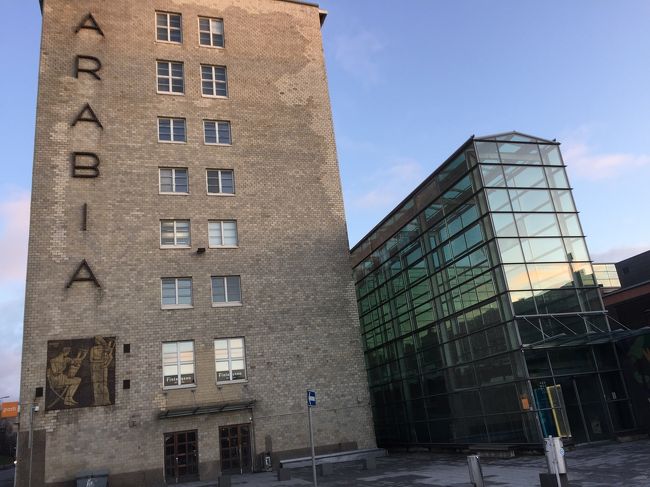 Malmi 23番乗り場から<br />71番のバスに乗る。25分くらいでアラビアデザインセンター目の前に到着!<br />壁画もオシャレ、テンション上がる!