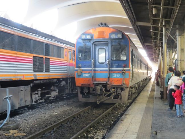 バンコク/ファランポーン駅8:05発4輛編成、全席指定の冷房車輛のジーゼル特急で、“プラチュアップキリカン”へ。料金:455バーツ。朝発つ列車は冷房で、13:00発の特急はノンエアコン車輛とは。迷わず朝発にする。前日の18時に窓口で購入するも、最後の1枚。人気のようだ。30分前にはホームで待つも、発車時刻になっても列車は入線しない。10分遅れで到着。30分遅れで出発。下車駅プラチュアップキリカン到着時刻12:28から1時間遅れで到着。4時間半のところ、待ち時間を入れると、なんと6時間もかかる。一車輛に検札する車掌の他に飲食の世話をする女性アテンダントがついて乗客のサービスに気を配る。清掃スタッフも配備されていて絶えずゴミの収集をしてくれる。飲み物の他昼食サービスまであるとは。到着60分前のホアヒンで多数の乗客が入れ替わる。ここは人気の海水浴場がる。
