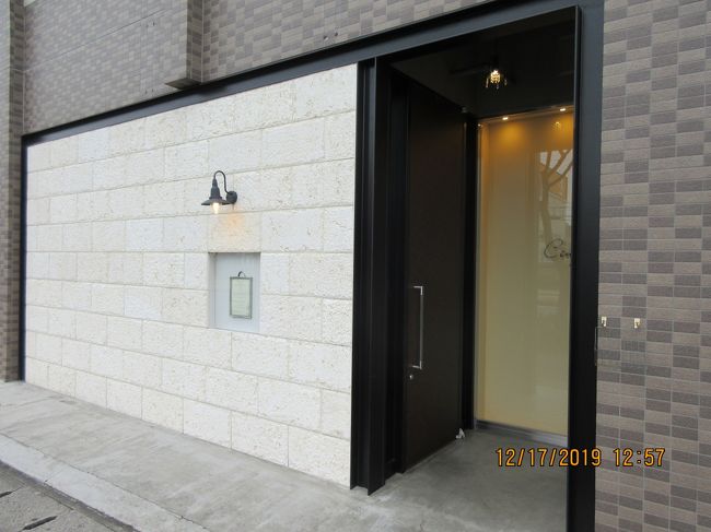 地元東大阪に素敵なフレンチのお店があるという噂は以前から聞いていました。近鉄けいはんな線吉田駅から徒歩1分。外観は派手で無く注意しないと通り過ぎてしまうほどです。室内は全体で15~6席で落ち着いた雰囲気です。今日は6500円のランチコースです。とにかく評判が良いので楽しみです。<br />サンクとはフランス語(CINQ)で5の事で5人で始めたのでサンクと言う店名になったそうです。食事が終わり帰るときはシェフがお見送りしてくれました。<br /><br />食後の感想は”また行きたい”でした。<br />昼食なのでそれ程大層で無く手軽にフレンチと考えていましたが、丁寧に<br />心を込めて創られたお料理を食べているとこちらもお気軽とは言えず真剣に向き合って食事を十分楽しみました。掘り出しの店です。<br /><br />東大阪市今米1-14-3<br />072-962-5566