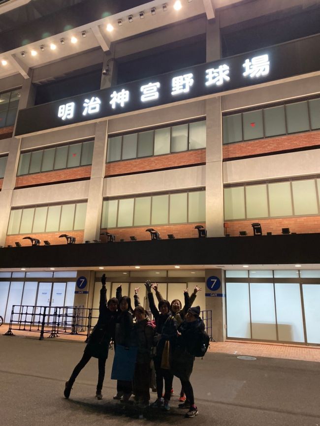 明治神宮野球場で 師走に行われたワインリレーマラソン!<br /><br />午後14:30 スタートの30キロコース!<br /><br />1周1000メートルを<br />4分台で戻ってきた第一走者Eちゃん<br />曰く「短い!!!(;゜゜)」<br /><br />680メートルくらい………………まぁ良いね<br />短いに越したことはない!<br /><br />@1キロ×6人×5周=30キロだもんね!<br /><br />ラン友6人でたすきをつないでの<br />走り納めとなりました ☆⌒(*^∇゜)v