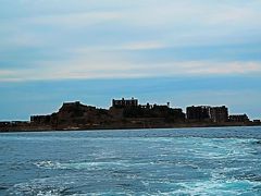 長崎27　軍艦島クルーズｆ 端島（軍艦島）沿岸接近　☆石炭積出地辺り/幻の産業遺産