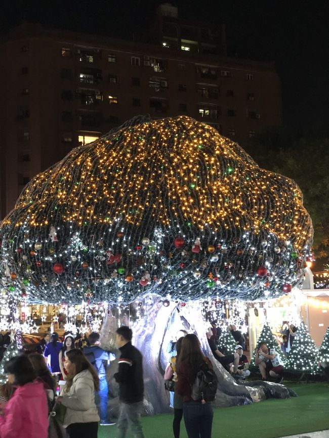 はじめて12月、台北に行ってきた。日中半袖で、毎日かき氷を。台北中正区、大同区だけじゃく、板橋市と三重市も足を運んで、グルメを掘り出しに。それにはじめて新北歓楽聖誕城見に行った。