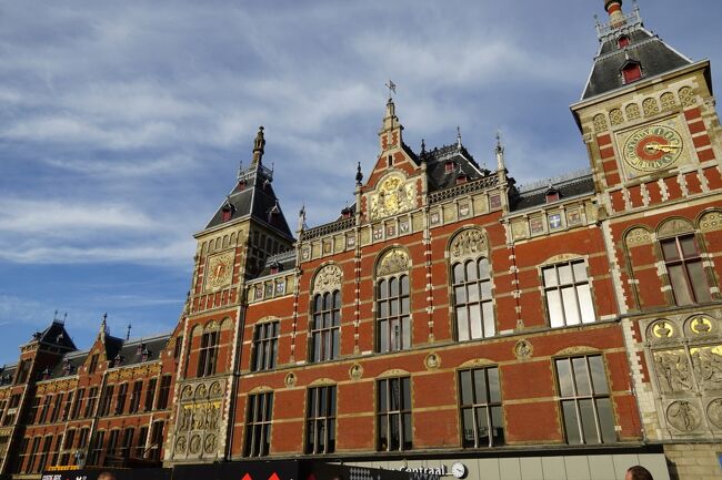 本当はアムステルダムに宿泊してゆっくり観光したかった・・・<br />初めてのヨーロッパ鉄道旅。<br />運休、遅延などのリスクを考えて日帰り旅にしました。<br /><br />アムステルダムセントラル駅に着いて外に出ると、まるでアミューズメントパークのような街が目に飛び込んできました。<br />わ～綺麗な街！<br />思わず口に出てしまいました。<br /><br />実は、今回の旅行は予約は早々にしたものの、詳しい事まで調べる余裕がなく、ほぼ出たとこ勝負みたいな感じだったんです。<br />アムステルダムがこんな素敵な街だと知っていたら、何とかして泊まりたかったな。<br />また課題を残してしまった。<br /><br />アムステルダムまで来た一番の理由は、夫がレンブラントの「夜警」を見たいと言った事。<br />ブリュッセルから電車で2時間位だから、日帰りできるかも。<br />夜警のある国立美術館のすぐ隣りにゴッホ美術館もあるから、ついでに見てきたらどうかな。<br />そんな軽い気持ちでした。<br /><br />ブリュッセルからは、オランダ、ドイツ、フランス、イギリスに鉄道で行けちゃうんです。<br />アムステルダムは、タリスで<br />ロンドンは、ユーロスターで<br />ケルンは、タリス又はＩＣＥで<br />パリは、タリスで<br /><br />以前BS番組で、関口智弘さんのヨーロッパ鉄道旅を見て、あんな旅が出来たらいいなぁと思っていたけど、まさか本当に叶ってしまうなんて。<br />欲がない私(自分で言うのも図々しいけど)が思うには、ご縁があったのかな。<br /><br />欲を言えば、ユーロスターにも乗ってみたかったけどイギリスのＥＵ離脱問題があったので、諦めました。<br />十分です。<br /><br />異国の鉄道に乗る事も、今回の楽しみのひとつ。<br />そこでも人との出会いがあったり。<br />この日も相変わらず食との出会いは良くなかったけど、予定が狂うことなく無事に行って来られました。<br /><br />[タリス]<br />ブリッセルミディ→アムステルダムセントラル(1等) 90ユーロ(@45×2名)<br />アムステルダムセントラル→ブリュッセルミディ(プレミアム)188ユーロ(81〈60歳以上シニア割引〉+107)<br /><br /><br /><br />