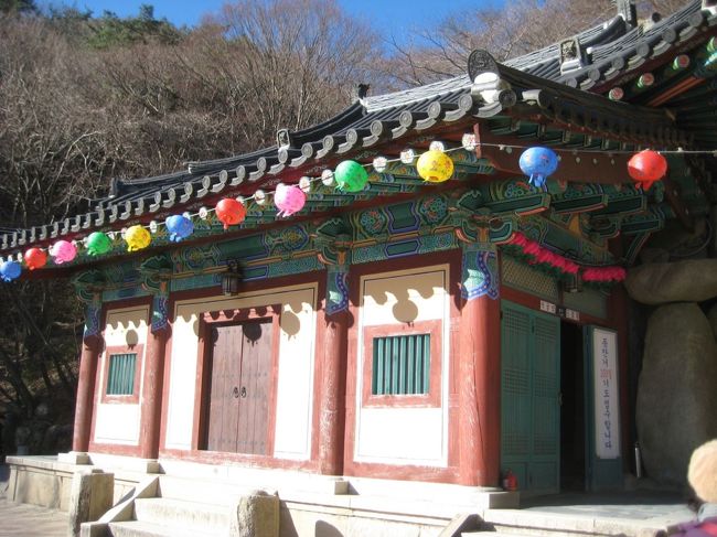 ５年ぶりの韓国へ４泊５日の旅。ソウル２泊、慶州２泊。<br /><br />何回目の韓国だろうか。以前「灼熱勧告・百済の旅」という旅行記を書いたが、その続編というわけではない。慶州は、春の桜、秋の紅葉が定番だが、ベストシーズンでもない１２月の冬の韓国へなぜ行くのか。<br />（理由１）年内に１週間の休暇を取らなければならない事情があった。<br />（理由２）２０年以上前に貯まって放置状態のノースウェスト（現デルタ）のマイルを２人で消化できるところが韓国だけだった。<br />反日文在寅、慰安婦問題、徴用工訴訟、輸出規制強化、ＧＳＯＭＩＡ破棄、不買運動、etc.<br />ＮＯ　ＪＡＰＡＮ、ＮＯ　ＡＢＥで盛り上がる韓国を実際にこの眼で見てみるのも悪くない。<br />心配なのは寒さ。ちょうど２５年前の１２月にソウルへ行ったことがあるが寒さの印象はあまり残っていない。<br />今回は寒さよりも最高値のPM2.5濃度に遭遇することになってしまった。