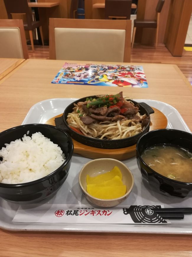 北海道滞在時間24時間弱の旅。でも満喫することができました。<br />滞在時間が限られていたのでやれることは限られましたが、、。新千歳空港行きの列車に乗った際に搭乗予定のピーチ航空より突然の遅延メールがきました、、、。<br />なんだもうちょっと早くくれよー!と思いつつも内心半分ラッキー!<br />他の方の旅行記で行きたいと思ってた松尾ジンギスカン、フードコートでしたがバッチリ食べることができました(^^)
