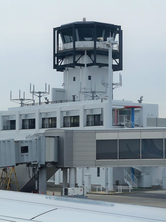 佐賀空港（SAGA AIRPORT）は、佐賀県佐賀市川副町大字犬井道にある地方管理空港である。公称は九州佐賀国際空港。 <br />佐賀県南部の有明海に面した干拓地に、1998年7月28日に開港。 <br />開港以来、福岡空港の混雑を避けたチャーター便の発着が見られ、アジア圏への定期的チャータープログラムが組まれることもある。 年間利用客数は、国内588,606人、国際210,908人　合計799,514人（2018年度）。 <br />、2016年1月16日に九州佐賀国際空港へと変更した。<br />（フリー百科事典『ウィキペディア（Wikipedia）』より引用）<br /><br />九州佐賀空港　については・・<br />http://www.pref.saga.lg.jp/airport/default.html<br /><br />3日目　　　11月27日(水)<br />長崎市内（8：00頃発）＝＝長崎港～～▲軍艦島周遊クルージング（2時間20分）～～長崎港＝＝出島ワーフ(昼食60分) ＝＝☆武雄温泉物産館（買い物/約20分）＝＝佐賀空港（16：00着）＝ANA456便＝羽田空港（17：40着）　