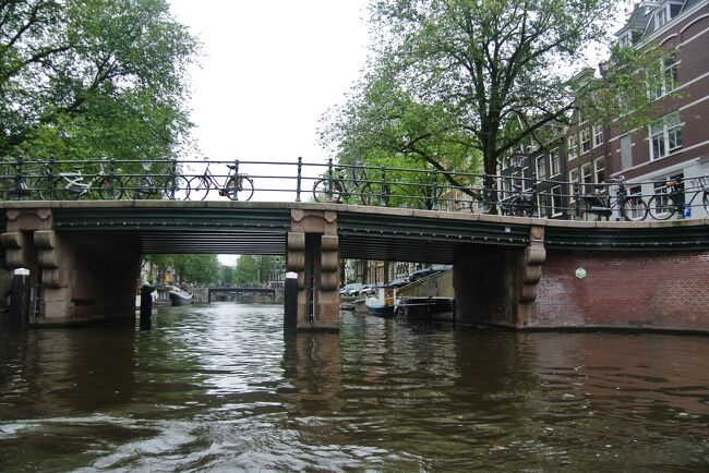 アムステルダムに来たからには、やはり運河クルーズをしなければ・・<br /><br />というか、運河クルーズをしたらアムステルダむ観光の半分は済んだような<br /><br />もの？　とは、ちょっと言い過ぎかもしれませんが、アムステルダムで<br /><br />クルーズ観光ははずせません。