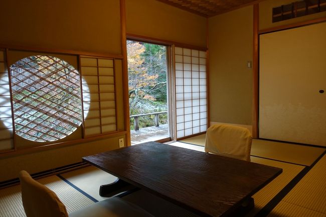 紅葉最高の時期にずっといきたかった美山荘<br /><br />いつ確認してもずっと満室<br /><br />もともと4部屋しかないので仕方がない<br /><br />たまたま空室があるのを見つけたのが5日前w<br /><br />急遽予定をやりくりしてなんとか行けそう(汗)<br /><br />大阪からだと京都市内経由ルート週末激混みなので滋賀の湖西道路側からを選んだのがそもそもの間違いw<br /><br />まだ、日が落ちていないのに谷にある深い深い暗い道で夕方4時半なのにすでに周りは真っ暗<br /><br />スマホの電波も無く崖に落ちたら間違いなく天に召されます。。。。。<br /><br />車一台分の幅ギリギリの1時間半峠超えで心身ともに到着時には疲弊(;´∀`)<br /><br />くまさん出没注意の看板で車外に出るのも怖くてw到着時には膀胱もパンパンw<br /><br />美山荘到着時には18時過ぎでしたがすでに真っ暗でした<br /><br />到着時はだれもお迎え無く<br /><br />駐車場に車をとめるときスタッフは見ているんですけどね~(;´・ω・)<br /><br />無視されたw<br /><br />こちらから母屋へ向かい部屋まで案内してもらいました<br /><br />対応はスマート<br /><br />到着時間が遅かったのでお風呂は食事の後になりました<br /><br />ちなみにお部屋は小さくてお風呂はついてません<br /><br />お手洗いはついてます<br /><br />床下暖房も温水暖房もあって湿度なんかも快適に管理されている様子<br /><br />どこかで見たことのある部屋やなぁと思って調べてみると炭屋旅館なんかと設計者が同じだとか<br /><br />お風呂は別館で時間割になっており夜は利用不可<br /><br />なのでちょっとがっかり<br /><br />お風呂は大小2つ<br /><br />地下に降りていく不思議なつくりだけど冬は心底冷えます<br /><br />高齢者は気温差でチーンする危険性もあるので要注意ですw<br /><br />夕食はカウンターとのこと<br /><br />お部屋は団体客が利用しているらしい<br /><br />まぁどっちでもいいんだけど<br /><br />料理は京都とは思えない良質な素材と繊細な味付け<br /><br />若干中だるみも見かけられたが料理長の人柄、女将さんの対応、スタッフの笑顔なんかが印象的<br /><br />日本酒よりもワインなんかのほうが充実<br /><br />朝もこのカウンターでいただく<br /><br />料理に関してはこのまま京都ミシュランとれるレベルz<br /><br />朝食も素晴らしい<br /><br />ただ、部屋は50点かなぁ<br /><br />お風呂が別なのはいろいろと不便<br /><br />アクセスは10点<br /><br />とにかく遠い<br /><br />運転に自信がない人は湖西からのアクセスは絶対にヤメましょうw<br /><br />ただ総じるとこれら欠点を補うだけの素晴らしい景色と料理でした<br /><br />紅葉の絨毯は必見<br /><br />Instagram<br />https://www.instagram.com/piconi3/<br /><br />youtube<br />https://youtu.be/6Jsh6WxWLMU