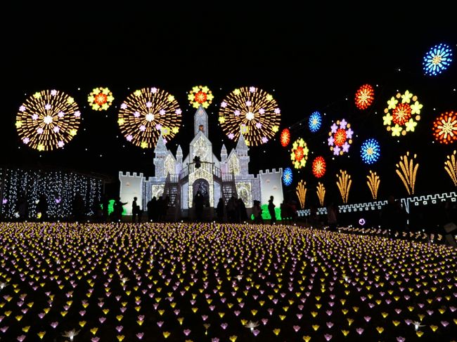 前週の東京ドイツ村に続き、全国5,542 名の夜景・イルミネーション鑑賞士が選ぶ「第七回イルミネーションアワード」のイルミネーション部門で4年連続1位となったあしかがフラワーパークを4年ぶりに行ってみた。<br /><br />※「Flower Fantasy～光の花の庭2019～」<br />　期間：2019年11月2日(土)～2020年2月6日(木)<br />　点灯時間：16:30～21:00(土日祝日は21:30まで)<br />　入園料金：大人1,000円、子供500円(子供は4歳～小学生まで)<br />　休園日：期間中は2019年12月31日(火)のみ<br /><br />※イルミネーション部門（夜景観光コンベンション・ビューロー・ぴあ発表）<br />第1位　あしかがフラワーパーク　光の花の庭 ／栃木県足利市（4年連続1位） <br />第2位　江の島　湘南の宝石／神奈川県藤沢市（前年総合エンタメ部門3位）<br />第3位　神戸ルミナリエ／兵庫県神戸市（前年14位）<br />第4位　丸の内イルミネーション／東京都千代田区（前年15位）<br />第5位　さっぽろホワイトイルミネーション／北海道札幌市（前年4位）<br />第6位　スキージャム勝山 GEO ILLUMINATION／福井県勝山市（前年圏外）<br />第7位　Roppongi Hills Christmas／東京都港区（前年圏外）<br />第8位　SENDAI光のページェント／宮城県仙台市（前年6位）<br />第9位　青の洞窟 SHIBUYA／東京都渋谷区（前年12位）<br />第10位　恵比寿ガーデンプレイス／東京都渋谷区（前年圏外）<br /><br />※総合エンタテインメント部門<br />第1位　ハウステンボス「光の王国」／長崎県佐世保市（7年連続単独1位） <br />第2位　東京ドイツ村 ウィンターイルミネーション／千葉県袖ヶ浦市（前年第5位）<br />第3位　伊豆ぐらんぱる公園／静岡県伊東市（前年イルミネーション部門第3位）<br /><br />※プロフェッショナルパフォーマンス部門<br />第1位　なばなの里 イルミネーション／三重県桑名市（3年連続1位） <br />第2位　さがみ湖イルミリオン／ 神奈川県相模原市（前年総合エンタメ部門2位）<br />第3位　よみうりランド ジュエルミネーション／東京都稲城市（前年総合エンタメ部門7位）<br />