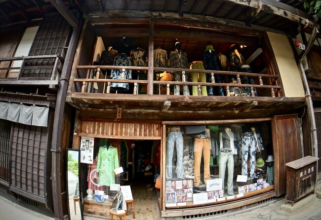京都から名古屋まで新幹線、名古屋から中津川までJR中央本線で約1時間40分。<br /><br />ここで「飛騨牛」を食べる為にやってきました。わざわざ、飛騨牛を食べるだけの為にこんなに田舎に来る必要は無い訳で…<br /><br />もう一つの目的は、そうなんです。重要文化財の「馬籠宿(まごめじゅく)」「妻籠宿(つまごじゅく)」を見る為にやってきました。<br /><br />私がこの地を訪れたのは、7月第一週。九州は大雨でとんでも無い事になっていた時期でした。ただこの地は、曇ってはいましたが、雨に殆ど当たる事も無く、傘なしで十分に堪能できました。<br /><br />ホテル花更紗に宿泊していましたので、ここから「妻籠宿」までは、タクシーで11km、22分ほど掛かりました。<br /><br />時期が平日な上、天気が安定していない時期だったからか、ガラガラでした。<br /><br />妻籠宿は、長野県木曽郡にある中山道の日本で初の「重要伝統的建造物群保存地区」に指定されているので、馬籠宿の様にレストランやお土産屋が作られることは今後もないとのことです。<br /><br />江戸と京を結ぶ中山道は69次あり、妻籠宿は江戸から42番目。<br /><br />近いせいか、良く「馬籠宿」と比較されますが、<br /><br />●「馬籠宿(岐阜県)」の方は、かなり手前にあり、簡単に行き易く、観光化されて下り、レストラン、お土産や、カフェ等がたくさんあり、比較的、観光化されています。ただ坂が激しいので、暑い日など、ちょっと辛いかもです。<br /><br />●「妻籠宿(長野県)」の方は、更に人里離れ、かなり山奥にあり、お店もそれほど無く、静かに、昔の建物を楽しむと言った感じとなります。坂はなく、平地を淡々と歩く事になります。こちらは余りにも古く、手が余り掛けられていないので、まだまだオリジナルに近く、タイムスリップした感覚を味わえます。見た感じは、映画のセットの様で、実際に、1970年代に、勝新太郎がここで座頭市を撮影に訪れたそうです。ただ、ちょっと気になるのは...建物の前の道がコンクリート道な事。どうせならこの道も土あるいは砂利にしてくれた方がいい様な...