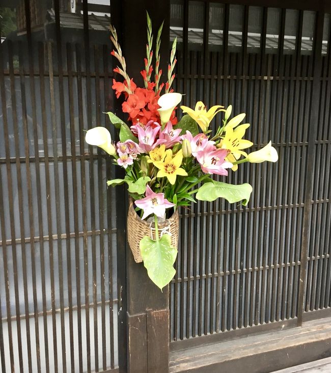 京都から名古屋まで新幹線、名古屋から中津川までJR中央本線で約1時間40分。<br /><br />ここで「飛騨牛」を食べる為にやってきました。わざわざ、飛騨牛を食べるだけの為にこんなに田舎に来る必要は無い訳で...<br /><br />もう一つの目的は、そうなんです。重要文化財の「馬籠宿(まごめじゅく)」「妻籠宿(つまごじゅく)」を見る為にやってきました。<br /><br />私がこの地を訪れたのは、7月第一週。九州は大雨でとんでも無い事になっていた時期でした。ただこの地は、曇ってはいましたが、雨に殆ど当たる事も無く、傘なしで十分に堪能できました。<br /><br />ホテル花更紗に宿泊していましたので、ここから「妻籠宿」までは、タクシーで11km、22分ほど掛かりました。<br /><br />時期が平日な上、天気が安定していない時期だったからか、ガラガラでした。<br /><br />妻籠宿は、長野県木曽郡にある中山道の日本で初の「重要伝統的建造物群保存地区」に指定されているので、馬籠宿の様にレストランやお土産屋が作られることは今後もないとのことです。<br /><br />江戸と京を結ぶ中山道は69次あり、妻籠宿は江戸から42番目。<br /><br />近いせいか、良く「馬籠宿」と比較されますが、<br /><br />●「馬籠宿(岐阜県)」の方は、かなり手前にあり、簡単に行き易く、観光化されて下り、レストラン、お土産や、カフェ等がたくさんあり、比較的、観光化されています。ただ坂が激しいので、暑い日など、ちょっと辛いかもです。<br /><br />●「妻籠宿(長野県)」の方は、更に人里離れ、かなり山奥にあり、お店もそれほど無く、静かに、昔の建物を楽しむと言った感じとなります。坂はなく、平地を淡々と歩く事になります。こちらは余りにも古く、手が余り掛けられていないので、まだまだオリジナルに近く、タイムスリップした感覚を味わえます。見た感じは、映画のセットの様で、実際に、1970年代に、勝新太郎がここで座頭市を撮影に訪れたそうです。ただ、ちょっと気になるのは...建物の前の道がコンクリート道な事。どうせならこの道も土あるいは砂利にしてくれた方がいい様な...
