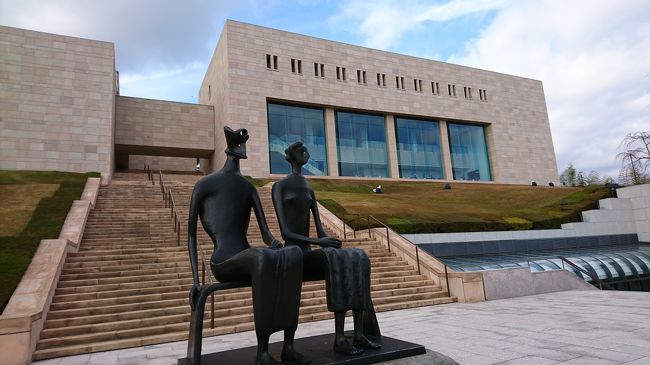 2日めはMOA美術館へ<br /><br />太っ腹!!<br />なんと自館での収集品は、国宝でもノーフラッシュなら撮影可。<br />国内でも近頃、撮影可も増えてきましたが、収蔵品すべてではないもの。<br />今回のテーマは「琳派を楽しむ 光悦・宗達・光琳・乾山・抱一」<br />のんびりとじっくりと観賞できました、<br />また興味のある展覧会が催されたら再訪したいです。<br />入館料は1600円、ネットで1400円、そして宿泊先のホテルで1300円。<br />まさかホテルの方が安いんなんて…、100円も惜しむチープな旅(笑)<br /><br />昨日も東京に比べると暖かでしたが、全国的にも今日はもっと暖か(というか暑い?)、フリースが邪魔な2日間でした。<br />坂道がきつくなかったら、老後の住処にしたいけど、半端ない急こう配にはお手上げ(笑)<br /><br />本日は12156歩