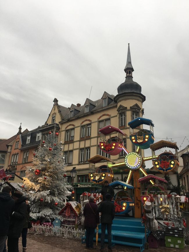 2019のクリスマスマーケット巡りは<br />アルザスと黒い森のクリマ7ヶ所に行ってきました。<br /><br />12/10 10 :20発 スイスインターナショナルエアライン <br />チューリッヒ 到着<br /><br />☆クリマ 1 ミュールーズ<br />まあ!素敵! ちょっと色合いがどうにかならんか?と思ったけどとっても良かった。<br />ミュールーズ泊<br /><br />12/11<br />☆クリマ 2 エーグスハイム<br />★クリマ 3 コルマール<br />☆クリマ 4 リクヴュル 将来ここでクリマの時期だけカフェを開店したいと思った。ワイン屋さんばっかり!飲めない私は座るとこすら無い。<br />ストラスブール泊<br /><br />12/12<br />☆クリマ 5 ストラスブール<br />ストラスブール泊<br /><br />12/13<br />☆クリマ 6 シュトゥットガルト<br />☆クリマ 7 ラヴェンナ渓谷<br />チューリッヒエアポート泊<br /><br />12/14 チューリッヒ→成田<br /><br />★クリマ 3 コルマール<br />エーグスハイムからコルマールへ来ました。<br /><br />駐車場から歩いて約10分。コルマールは大きな街だとはわかっていましたが 結構遠い。<br /><br />案内板が各クリマの広場にあり 番号を見れば現在地が分かるそうなのですが、添乗員さんが「案内しますよー」につられて歩いたら結構な距離。<br />Kさんが「もう歩きたく無い!」<br />で、ランチとお茶をする事に。<br /><br />クリマの小屋はあまり見ないで終わりました。<br />グリューワインのプラコップは色々種類がありました。