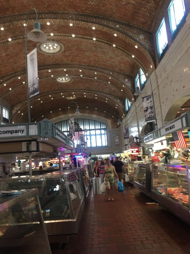 主にヨーロッパ系の多国籍の食材屋さんが並んでいます。ドイツ、アイルランド、ロシア、ギリシャ、ポーランド、ウクライナ・・・見ているだけで興味をそそられる食材が次から次へと現れ驚かされる。知らない世界の食べ物がたくさんあることを思い知らされます。