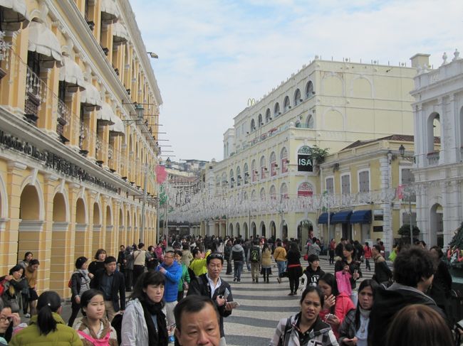 少し過去の旅行記でスミマセン。現在、香港の情勢から渡航を躊躇している訳ですが、香港マカオにすぐにでも行きたい葛藤があり回顧録になります。<br /><br />当時、香港からマカオへは当然のことですが、高速船1時間で行きました。<br />マカオ半島から、タイパ・コタイ・コロアンと南下して一日観光しました。<br /><br />セナド広場をはじめ、世界遺産群を目の当たりにしてとても感動しました。<br />また、時間があれば変貌を続けるマカオに行ってみたいと思っております。<br /><br />2018年10月、港珠澳大橋が完成し、香港とマカオは陸続きになりました。<br />距離55ｋｍの世界最長の海上橋です。次回はバスで国境越えをしてみたいと思います。