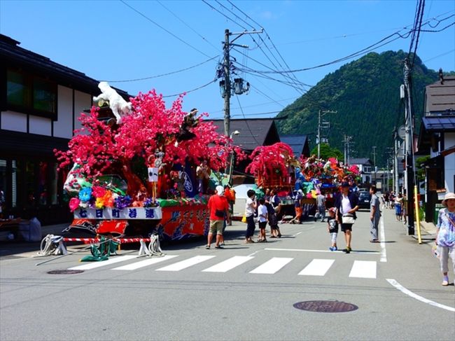 真夏の８月14～16日にかけて行われる金山まつりに行ってきました。お隣の新庄まつりには何度か行ったことがありましたが、ここの夏祭りは初めての参加でした。屋台の作りは新庄まつりと似ていて、片側だけから見るタイプでした。屋台の総数は新庄まつりほどではないですが、5～6台はあったと思います。かつては金山杉で新庄以上に栄えた金山町ですが、今は他の地方都市同様、人口減少に悩む静かな田舎町です。それでもお祭りの時期だけはとても活気があり、十分に楽しむことが出来ました。