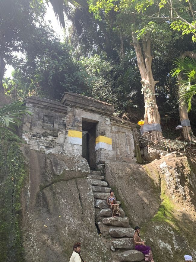 バリ島の重要歴史遺産の観光地。<br />昔は観光客で賑わっていたそうです。<br />今は発掘前の様な静けさが戻っています。<br />このような隠れ家的場所がまだまだいっぱいあります。<br />それもウブド、サヌールから程近い距離に。<br /><br />先日行って来たのは「Goa Garba（ゴアガルバ）」<br />Goaは、インドネシア語で「洞窟」<br />Garbaは、サンスクリット語で直訳すると「地球の子宮」<br />意味合いは「Goa Garbaから生命が産まれる」みたいな感じでしょうか？<br />上手く表現できませんが、実際にその場所のパワーを感じてみると、納得、実感します。<br /><br />洞窟と言っても奥行きはありません。もしかしたら本当は奥行きがあるのかも？<br />現時点の発掘状況では奥行きはないです。<br />奥行きのない洞窟の入り口の横の岩壁に、発掘したら洞窟の入り口がありそうな穴がありました。　まだまだ発掘しがいがありそうです！<br /><br />また崖の上へと続く石で作られた階段があります。手すりもなく、天然の石が積まれて作られただけの階段ですので、登りにくく降りにくいです。<br />とても怖かったです。<br />頑張って登って、モデルポーズをきめてみました（笑）<br /><br />自然豊かな静かな空気。<br />神秘的で、パワーみなぎる場所でした。<br /><br />場所は、ウブドから東へ車で約20分。サヌールから北へ車で約30分。<br />ペジェンにあります。