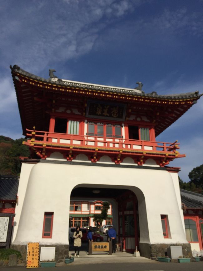 友達と佐賀、福岡の旅に行ってきました。<br />前半は祐徳稲荷神社に立ち寄り、武雄温泉の御船山楽園ホテルに泊まりました。<br />紅葉がとても綺麗でした!!