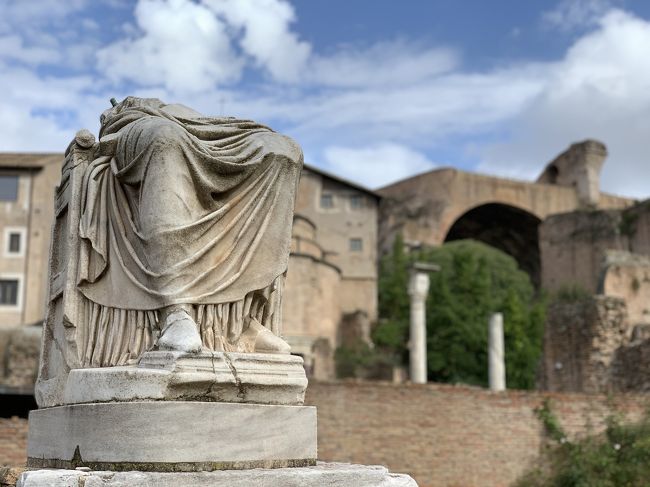 ルネサンスを中心に、イタリアの歴史・諸芸術に触れる9日間の旅を敢行してきました。今回訪れたのはローマ、フィレンツェ、ラヴェンナの3都市。行き先は完全に史跡や美術館に絞ったため偏りマックスの旅程でしたが、個人的には大満足の旅でした。<br /><br />【旅程】<br />1日目:成田空港～フィウミチーノ空港<br />2日目:ローマ観光(スペイン広場、ボルゲーゼ美術館)<br />3日目:ローマ観光(コロッセオ、パラティーノの丘、フォロ・ロマーノ、カピトリーニ美術館、ヴィットリアーノ、パンテオン)<br />4日目:バチカン観光(バチカン美術館、サン・ピエトロ大聖堂、サンタンジェロ城、トレヴィの泉、ナヴォーナ広場)<br />5日目:フィレンツェ観光(サン・マルコ修道院、メディチ家礼拝堂、サン・ロレンツォ教会、サンタ・マリア・ノヴェッラ教会、アカデミア美術館)<br />6日目:フィレンツェ観光(バルジェロ国立博物館、ドゥオーモ、クーポラ、ヴェッキオ宮殿)<br />7日目:ラヴェンナ観光<br />8日目:フィレンツェ観光(ウフィツィ美術館、サンタ・マリア・デル・カルミネ教会、ピッティ宮殿)<br />9日目:帰国