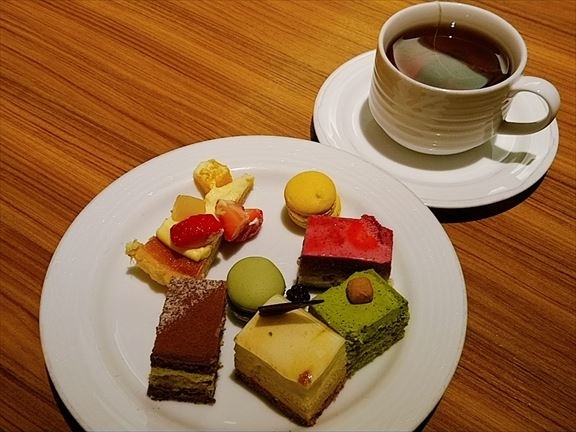 今年中にどうしてもやっておきたいことがあり<br />2泊3日で日本に帰国しました。<br /><br />無事にセントレア中部国際空港に到着!<br />ここから地味に遠い静岡まで移動です。<br /><br />ミュースカイでセントレアから名古屋に出て<br />新幹線で名古屋から静岡へ移動しました。<br /><br />夜は静岡駅前のホテルセンチュリー静岡で<br />妹と弟とディナーブッフェに行きました。<br />弟とは約年ぶりに会って<br />あまりにも大きくなっていて驚きました。<br /><br /><br />★★ 一時帰国のスケジュール12/15~12/17 ★★<br />12/15 CX536 香港10:25 → 名古屋15:05<br />12/17 CX533 名古屋09:40 → 香港13:30<br /><br /><br />★★ 一時帰国記のスケジュール12/15~12/17 ★★<br />1★キャセイパシフィック利用 香港から名古屋へ ~キャセイラウンジ玲瓏堂THE DECK~<br />https://4travel.jp/travelogue/11579466<br />2★地味に遠い…セントレアから静岡へ 夜は妹弟と食事会<br />https://4travel.jp/travelogue/11579492<br />3★用事や買い物を済ませ さわやかのげんこつハンバーグや桜エビのかき揚げも堪能!<br />https://4travel.jp/travelogue/11579704<br />4★早朝バスで浜松からセントレアへ ~セントレア サクララウンジ~<br />https://4travel.jp/travelogue/11579732<br />5★キャセイパシフィック利用 名古屋から香港へ<br />https://4travel.jp/travelogue/11579735