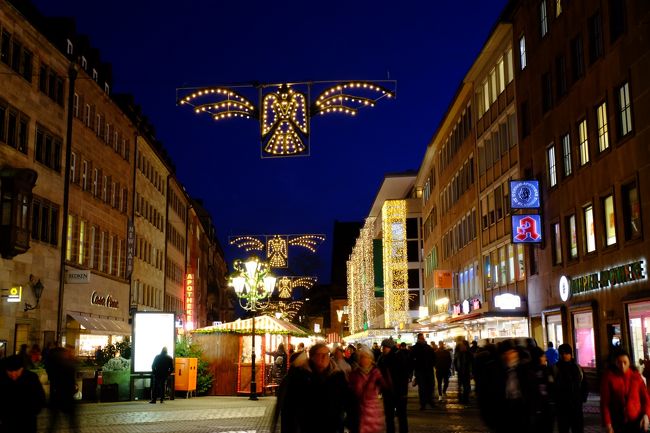 ローテンブルク観光、クリスマスマーケットを観光後、昼食を取り一路<br />ニュルンベルクのクリスマスマーケットを訪れました。<br />ここでは、クーポン券を受け取り、ソーセージが三本木挟んだバーガーを食べたり、シナモンが効いたニュルンベルクの名物の一つであるレープクーヘンを本店で頂きました…ニュルンベルクはクリスマスマーケットのみ観光でミュンヘンに移動となりました