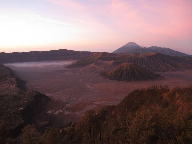 2019年8月22日~9月19日にかけて旅行したインドネシア スマトラ島・ジャワ島のジャワ島ブロモ山(プナンジャカン)の旅行記。<br /><br />ソロ(スラカルタ)からバスを使ってスラバヤ乗り換えでプロボリンゴへ。プロボリンゴで1泊して、翌朝乗り合いタクシーでチェモロラワンへ。ブロモ山の展望地であるプナンジャカンでの展望を楽しむ。<br />プナンジャカンには複数の展望地があり、初日午後、2日目と3日目の日の出鑑賞と合計3回、徒歩で登った。<br />それぞれの行き方、展望や特徴を含めて本旅行記にまとめてみた。<br /><br />2日目の日の出鑑賞後にブロモ山まで歩いて行ったが、その記録は、量が多くなってしまうので別旅行記にまとめる。