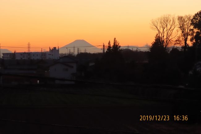12月23日、午後4時半過ぎにふじみ野市より素晴らしい影富士が見られました。　昨日の雨で空気は澄んでいてくっきりと影富士が見られました。<br /><br /><br /><br /><br />＊写真は美しかった影富士