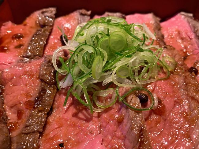 今年最後の京都へ行って来ました。<br />一日目は無計画ののんびり街歩きで,昼食は知恩院からすぐの【豆腐料理 蓮月茶や】さんへ豆腐づくしの料理を堪能して夕食は山口に住んでいる友達と合流して【豆屋源蔵】さんで湯豆腐コースを堪能しました。<br /><br />二日目は念願の京都鉄道博物館と以前から行きたかった嵐電の嵐山駅脇【キモノ・フォレスト】の綺麗なライトアップを<br />見て、夕食は京都と言えば牛肉って事で【嵐山 喜重郎】さんで和牛ももステーキ重を頂きました。<br /><br />今回は計画的に神社仏閣を回らず、のんびり街歩きと鉄博と食を楽しんだ旅行で今年の京都を締め括りました。<br /><br />1日目と2日目に分けましたが、最後までお付き合い頂きご覧下さい。