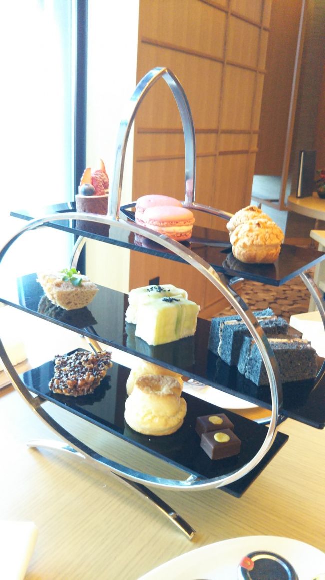 ANAインターコンチネンタル別府のコーナースイートに宿泊しました。 クラブラウンジでアフタヌーンテイをいただきました。<br />コーナースイートのベランダには露天風呂とソフアーがあり、海 山 別府の町が一望できました。<br />大分の竹 木が随所に使われてました。<br />