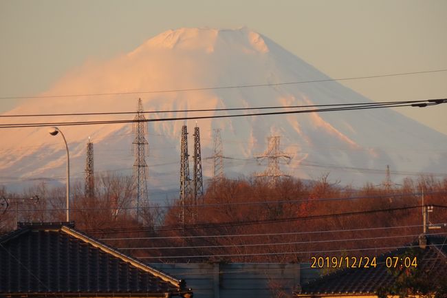 12月24日、午前6時半過ぎよりふじみ野市から朝焼け富士が見られました。　最近は本格的な冬が訪れないので久しぶりです。<br />この日の日の出は6時49分でしたのでその前後を撮影しました。<br /><br /><br /><br />＊写真は午前7時04分に見られた朝焼け富士<br />