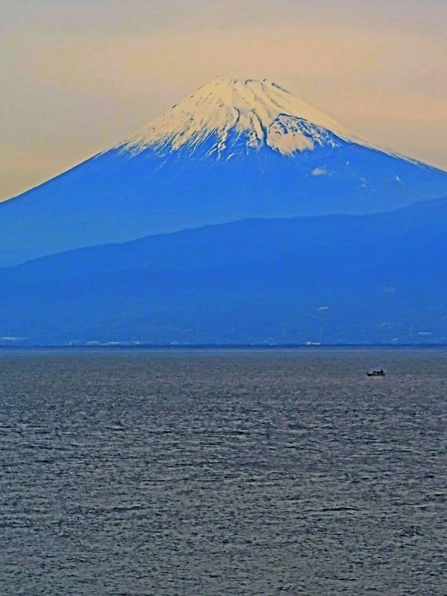 駿河湾（するがわん）は、伊豆半島先端にある石廊崎と、御前崎を結ぶ線より北側の海域。海岸は全て静岡県に属する。最深部は水深2500mに達し、日本で最も深い湾である。 <br /><br />駿河湾は湾口幅が56km、奥行が約60kmあり、表面積は約2,300km2。約60万年前にフィリピン海プレートに載った火山島であった伊豆半島が本州に衝突して駿河湾ができた。湾はフィリピン海プレートとユーラシアプレートの境界、その北端部である駿河トラフが湾の南北に通るために深度が深い。富士川河口部にあたる湾の最奥部では、海岸からわずか2km地点で水深500mに達する。 <br />公の機関では、御前崎から大瀬崎までの163kmを駿河湾沿岸、大瀬崎から石廊崎を経て、静岡県と神奈川県の境界までの273kmを伊豆半島沿岸として用語を使用している。<br />（フリー百科事典『ウィキペディア（Wikipedia）』より引用）<br /><br />2日目　　12月7日(土) <br />熱川温泉--④龍宮窟（自然が織り成す神秘の「海食洞」／30分）--⑤石廊崎（秘境ヒリゾ浜クルーズ／乗船・30分）--⑥堂ヶ島（海鮮丼の昼食／50分)--⑦大瀬崎・神池（周りを海に囲まれた不思議な淡水池／50分）--三島（買物／20分）--沼津（海産物の買物／20分）--＜シラス弁当の夕食弁当＞--京成津田沼 <br /><br />千葉交通　については・・<br />http://www.chibakotsu.co.jp/index.html<br />